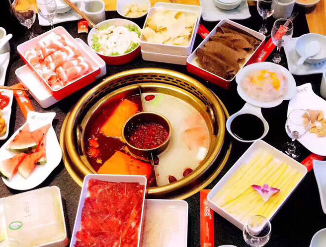 那如何挑選質(zhì)量好的無煙火鍋呢？